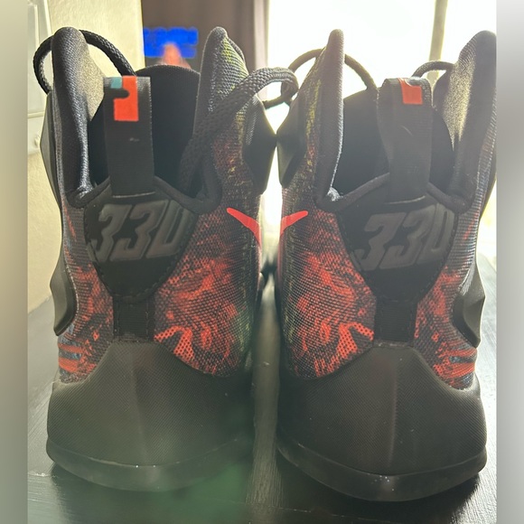 EUC NIKE Lebron James Sneakers - authentic - Picture 4 of 6